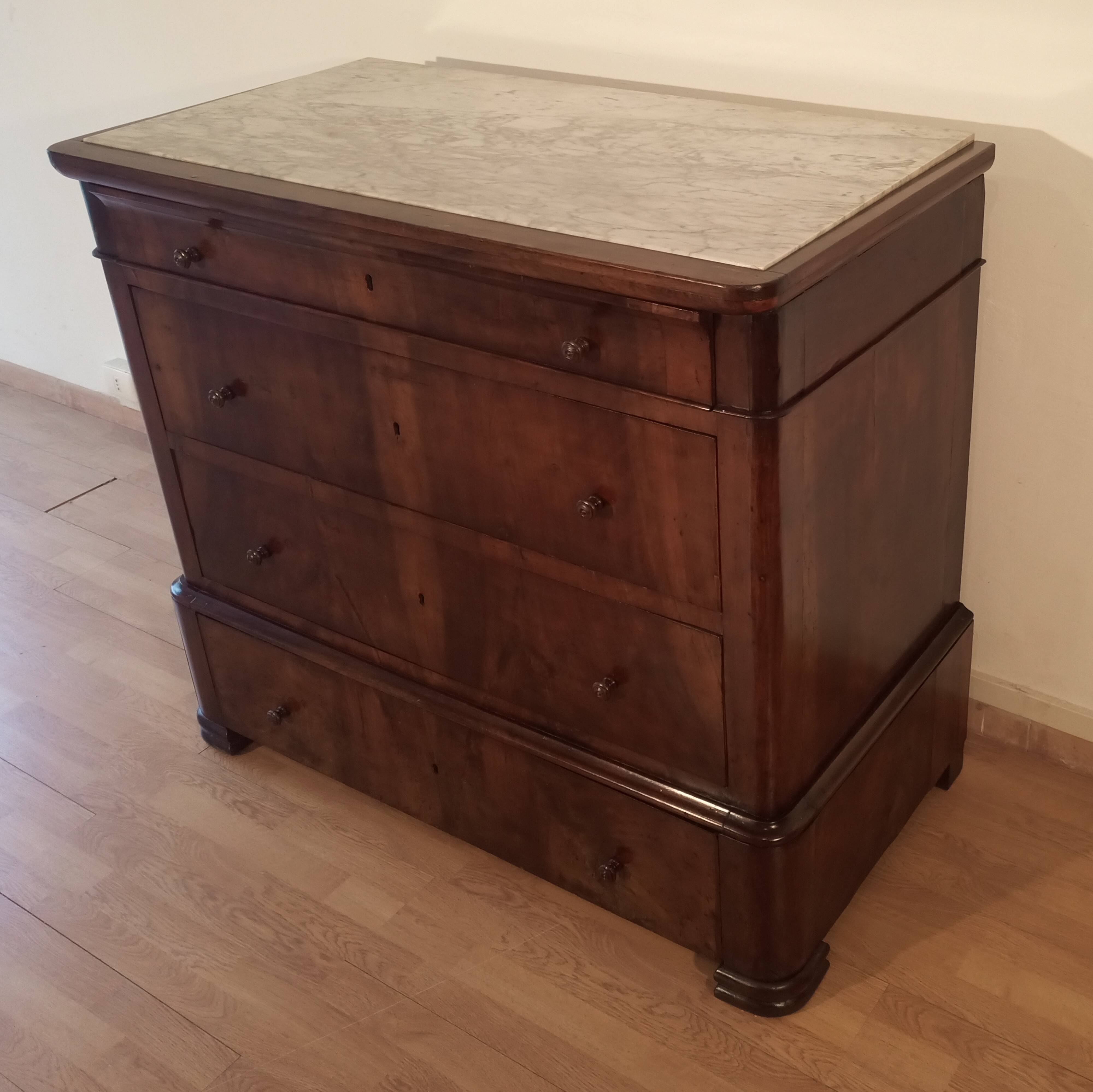 Commode italienne à quatre tiroirs en noyer de la fin du XIXe siècle
