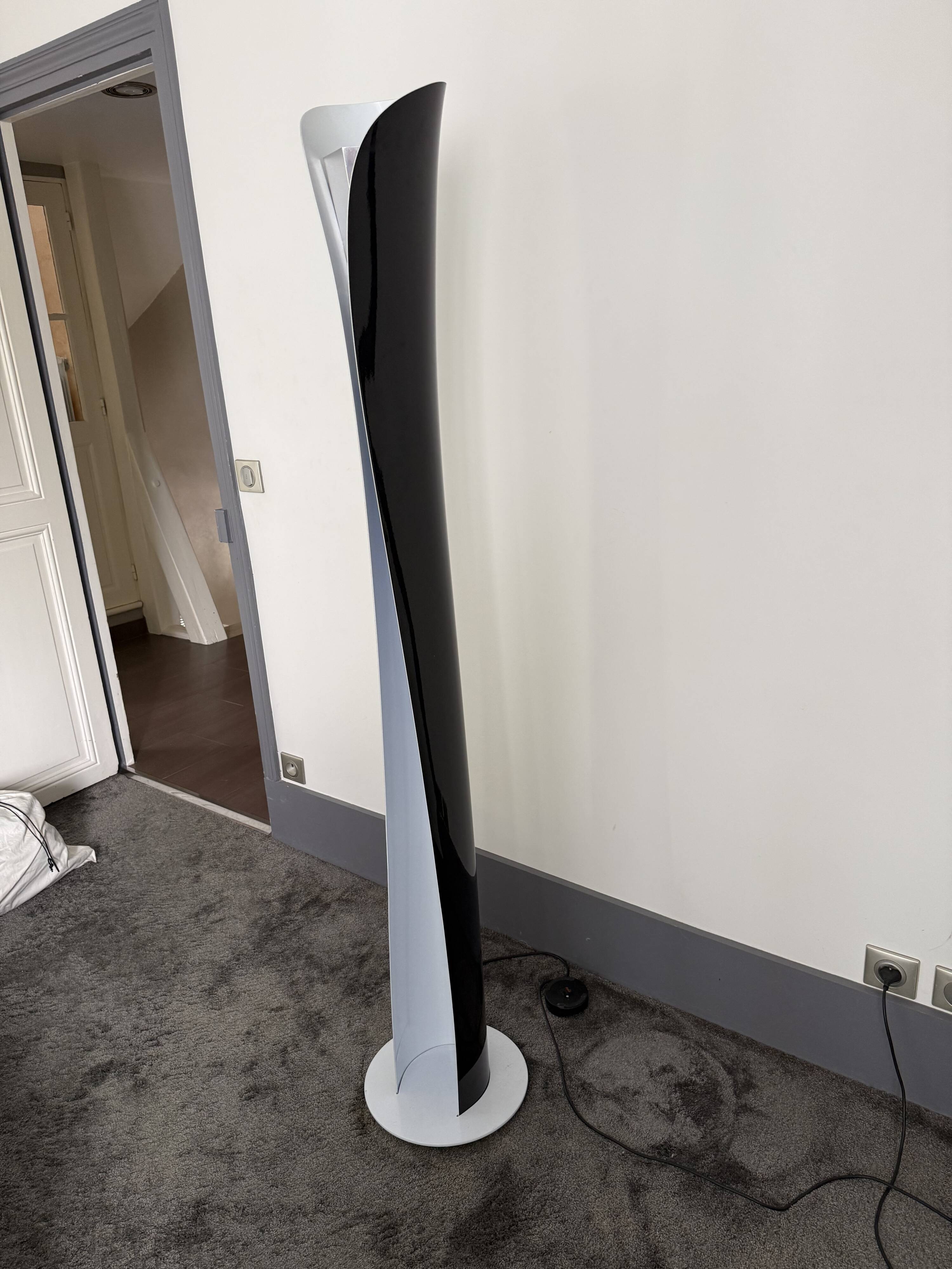 Cadmo black floor lamp