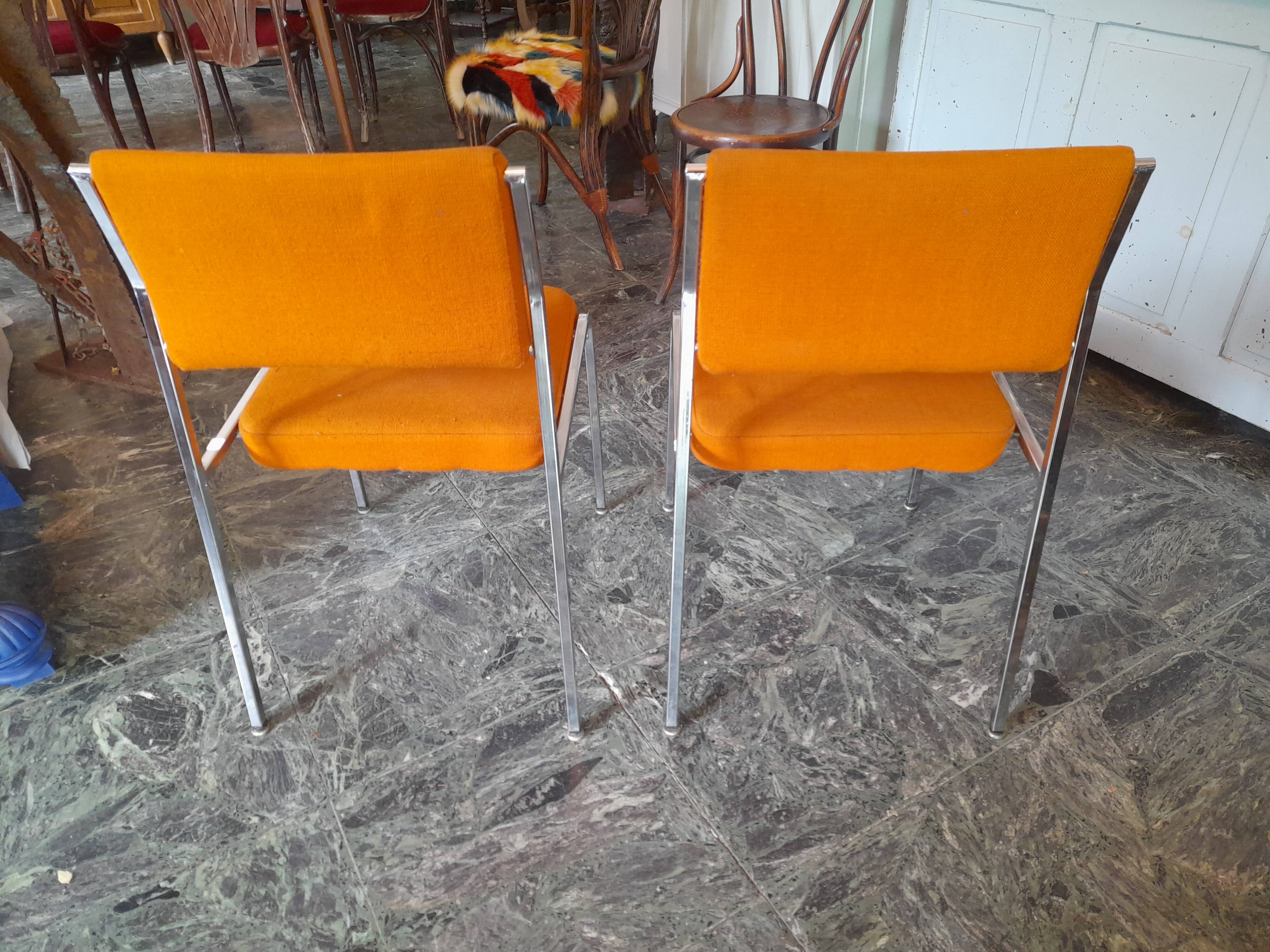 chaises oranges vintages