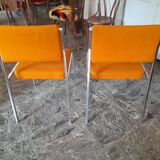 chaises oranges vintages