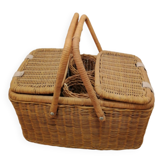 Picnic basket year 1960 vintage wicker