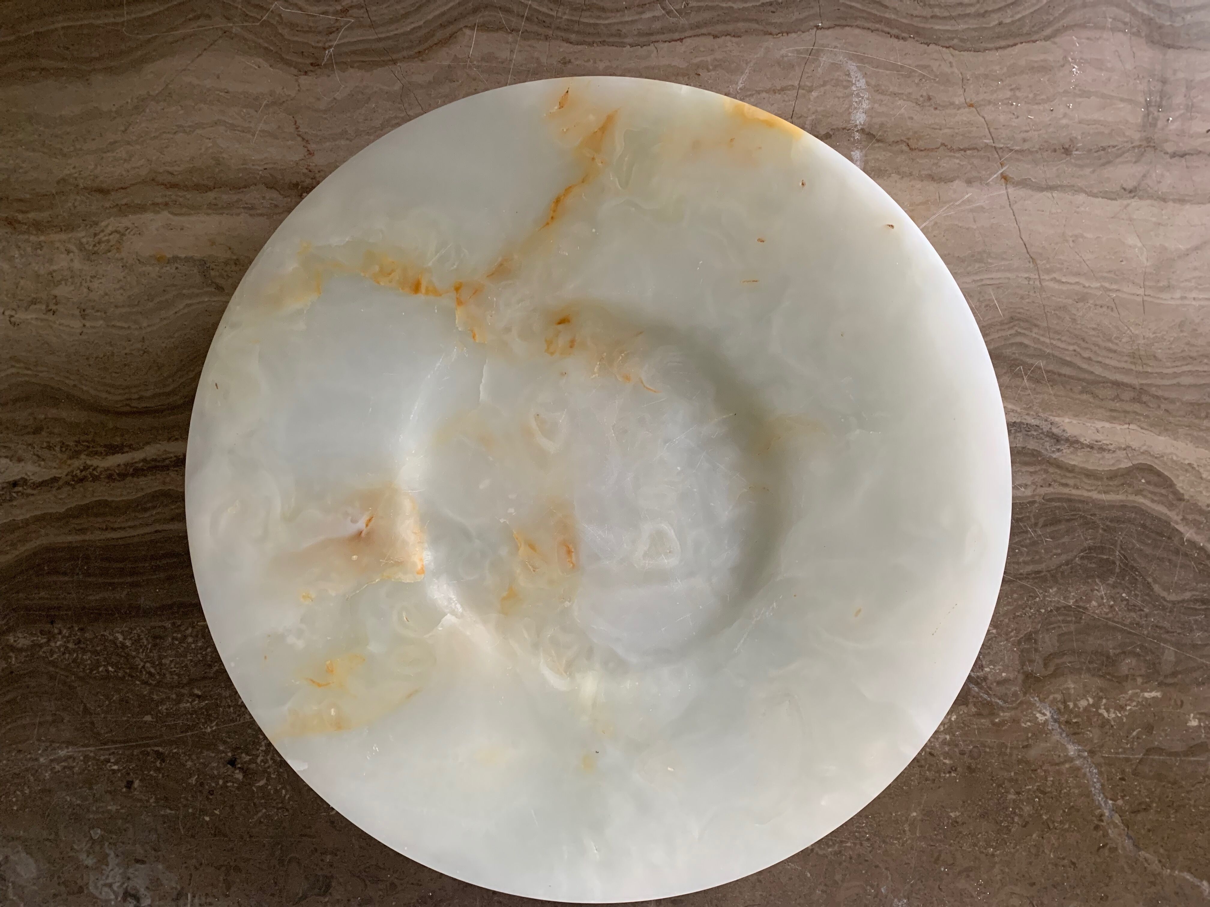 Two plates in albatre pierr