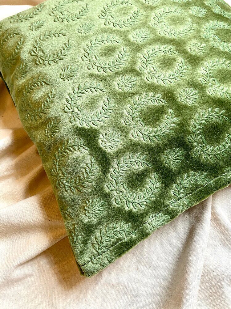 Green embroidered velvet cushion 40 cm