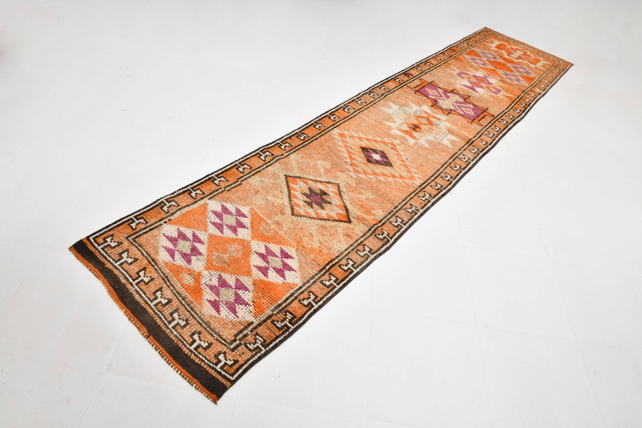 Rare Tapis Runner Vintage Anatolien, Tons Orange et Violet, Fait Main