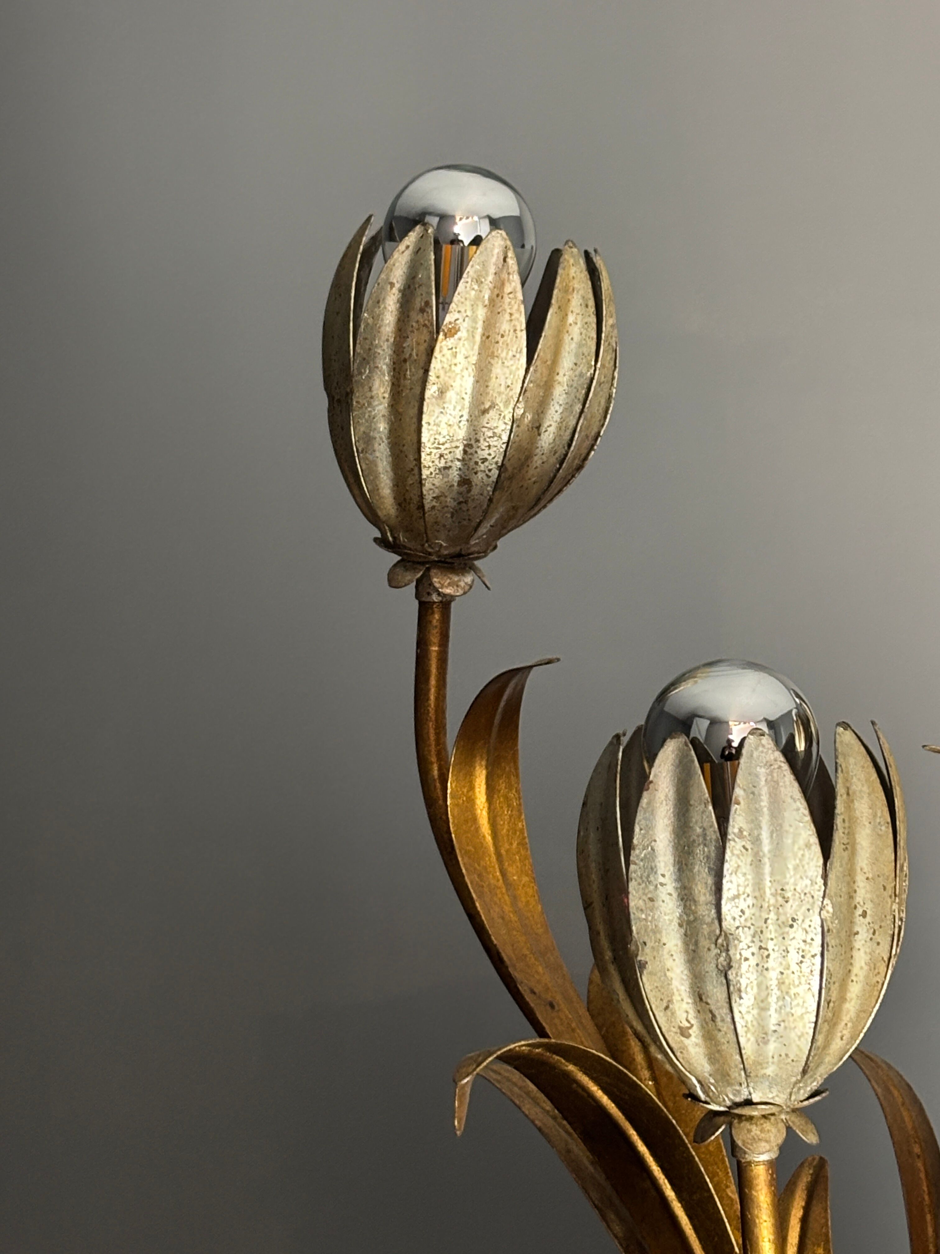 Midcentury Hollywood Regency Florentine gilt metal flower table lamp, 60s.