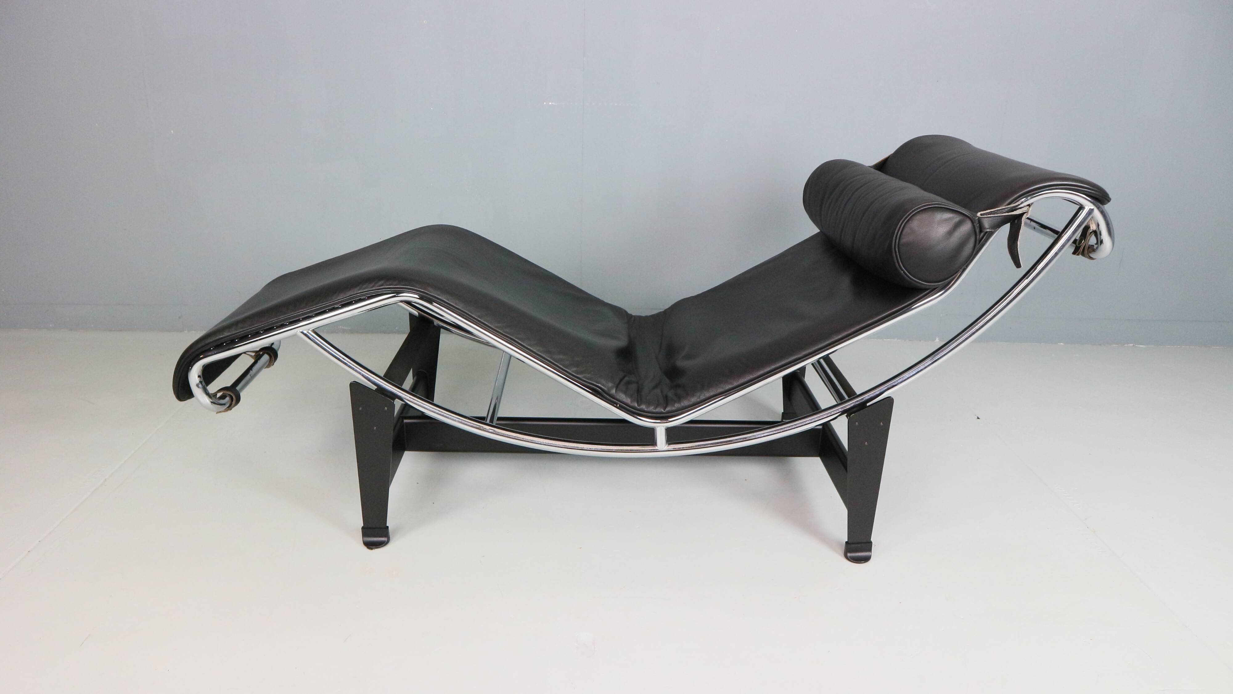 Chaise longue LC4 en cuir noir par Le Corbusier pour Cassina, années 1980