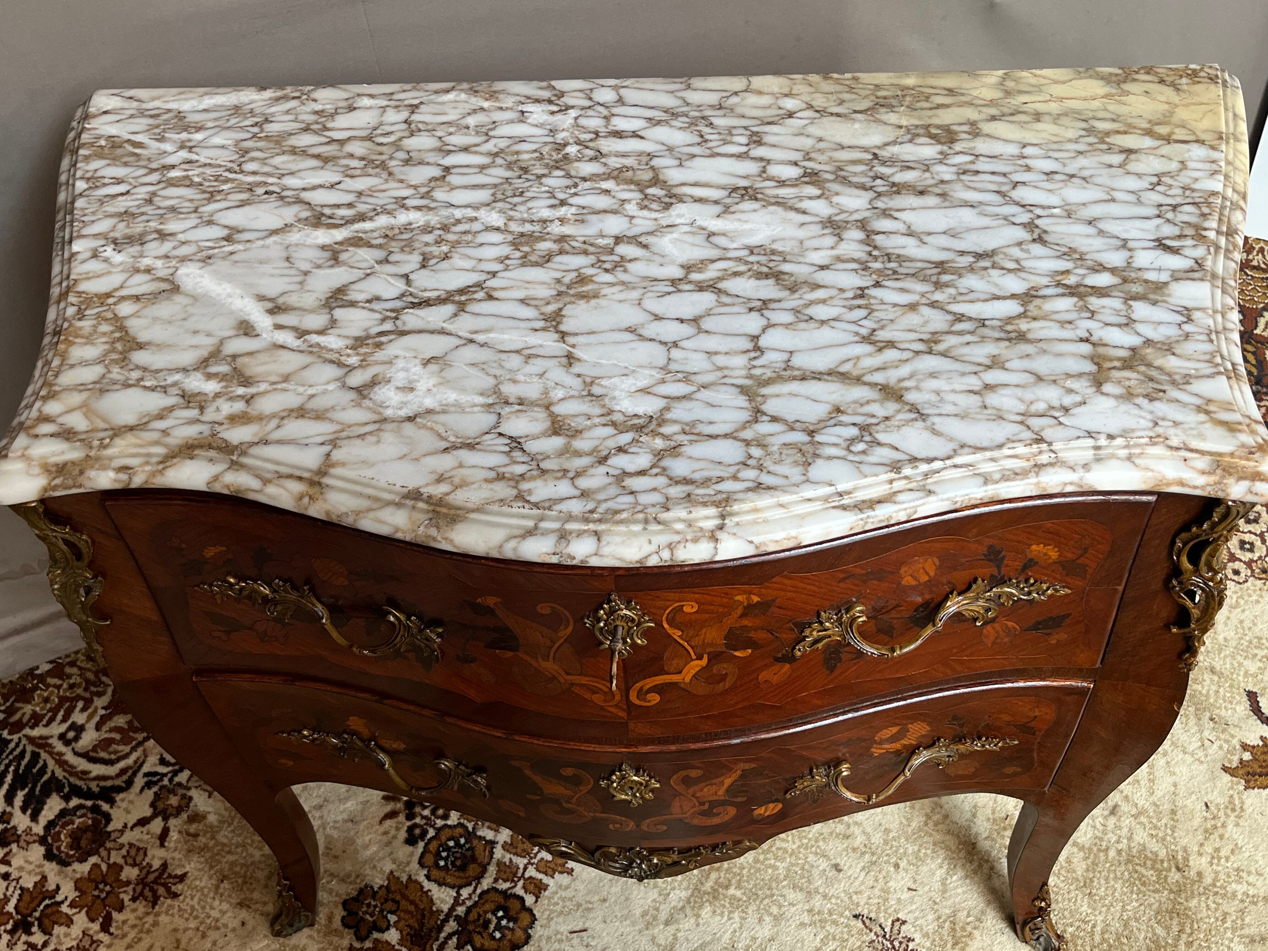 Curved marquetry chest of drawers