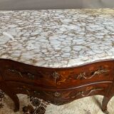 Commode galbée en marqueterie