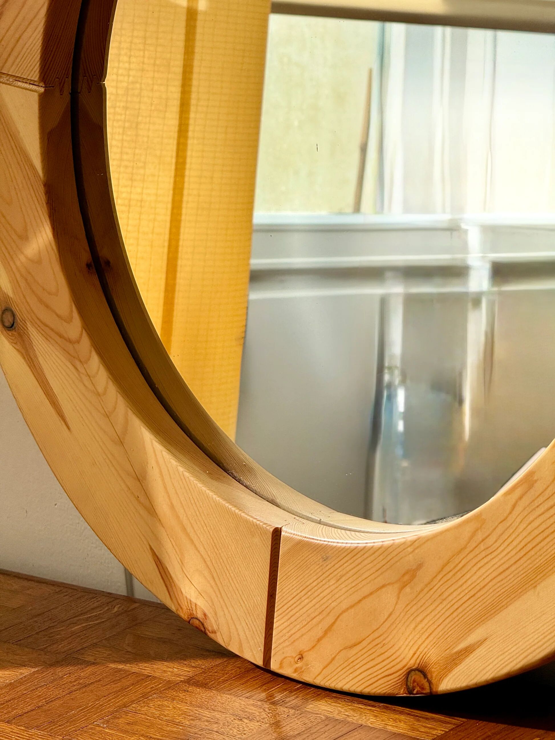 Round mirror in raw wood