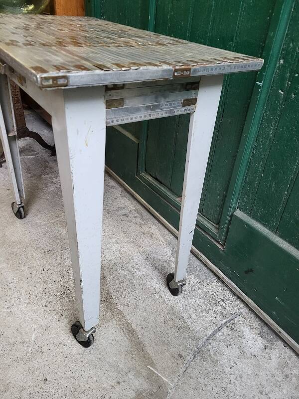 Table desserte atelier 1 tiroir en metal recouverte de morceaux de metre pl