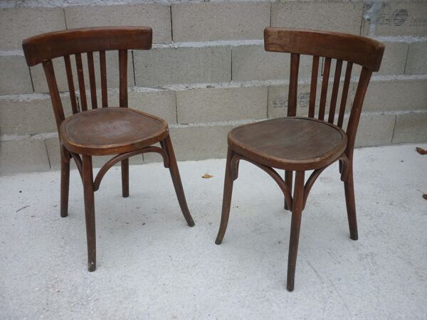 Paire de chaises bistrot anciennes avec patine foncée