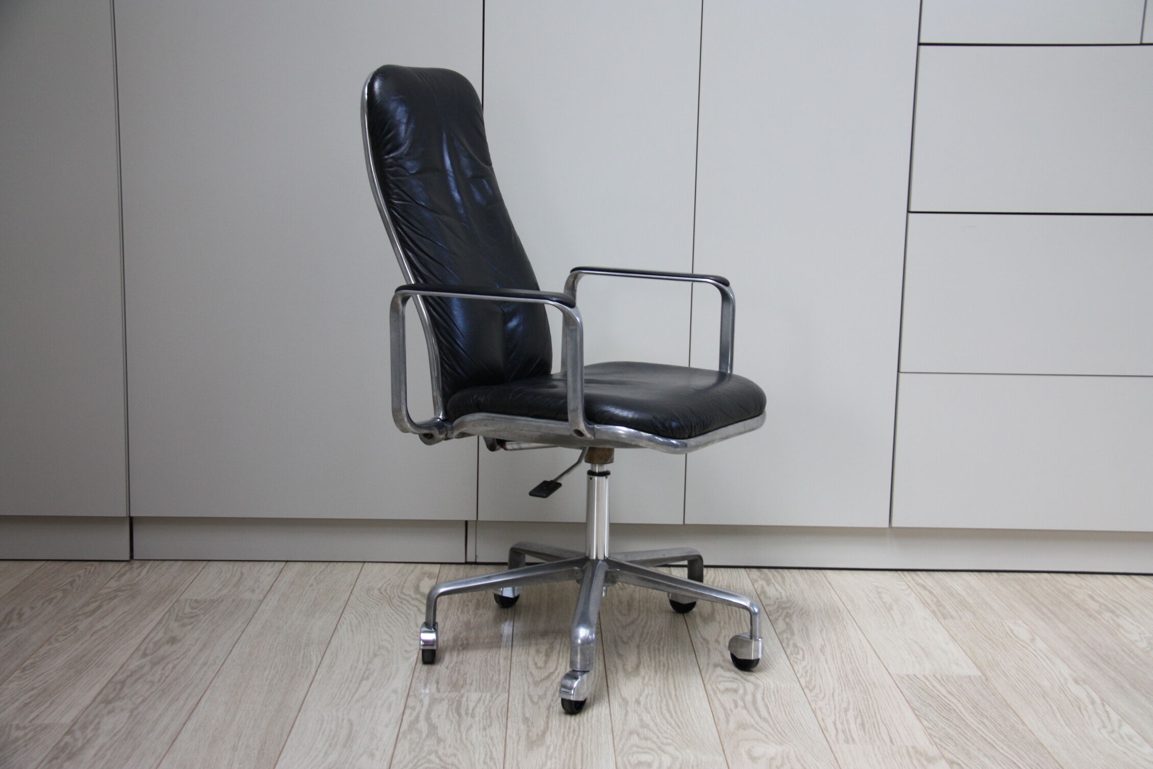 Swivel office chair in black leather - Frederick Scott for Hill - UK - 1970's