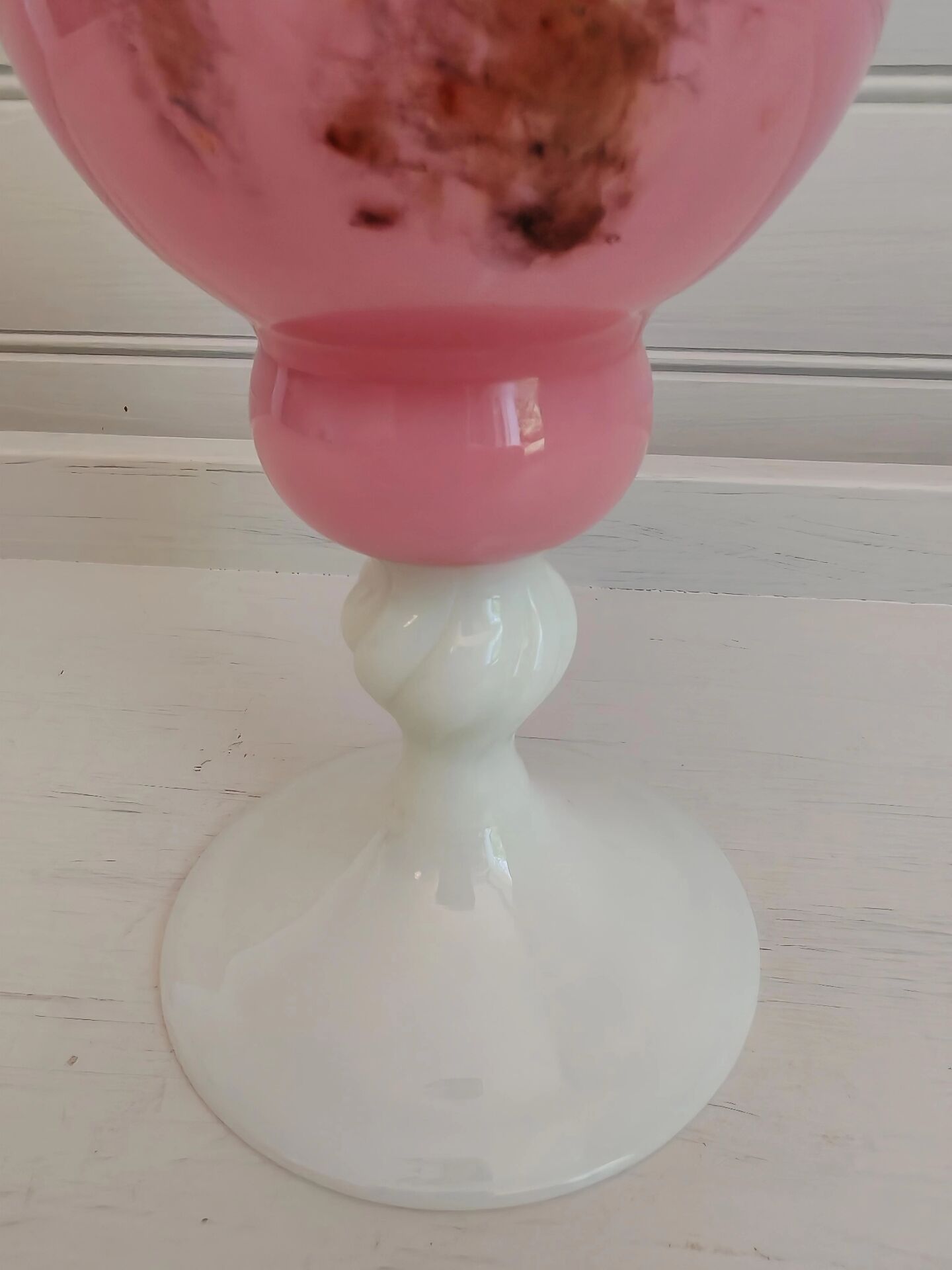 Vase in opalescent glass paste
