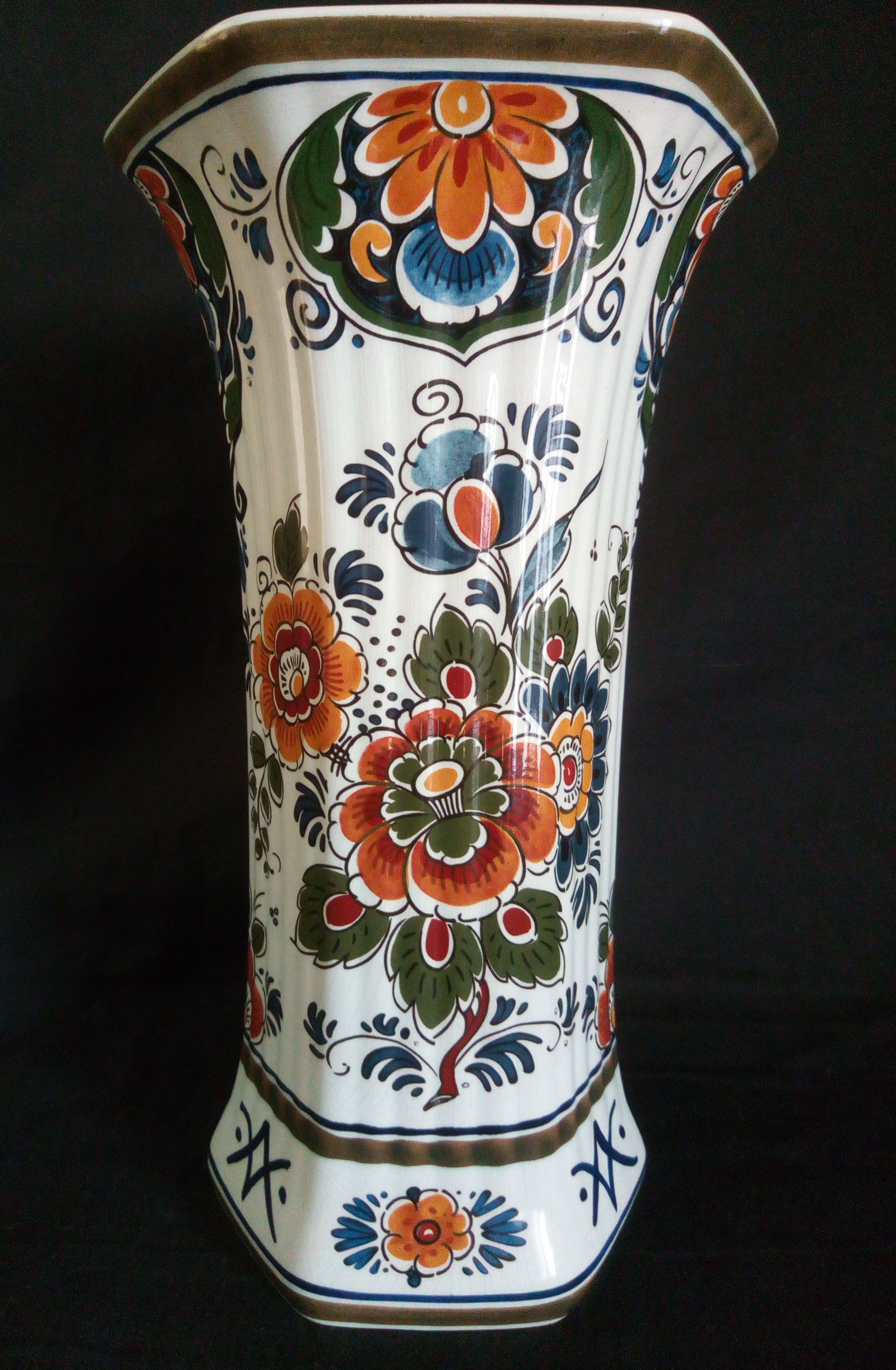 Delft's faience polychrome vase