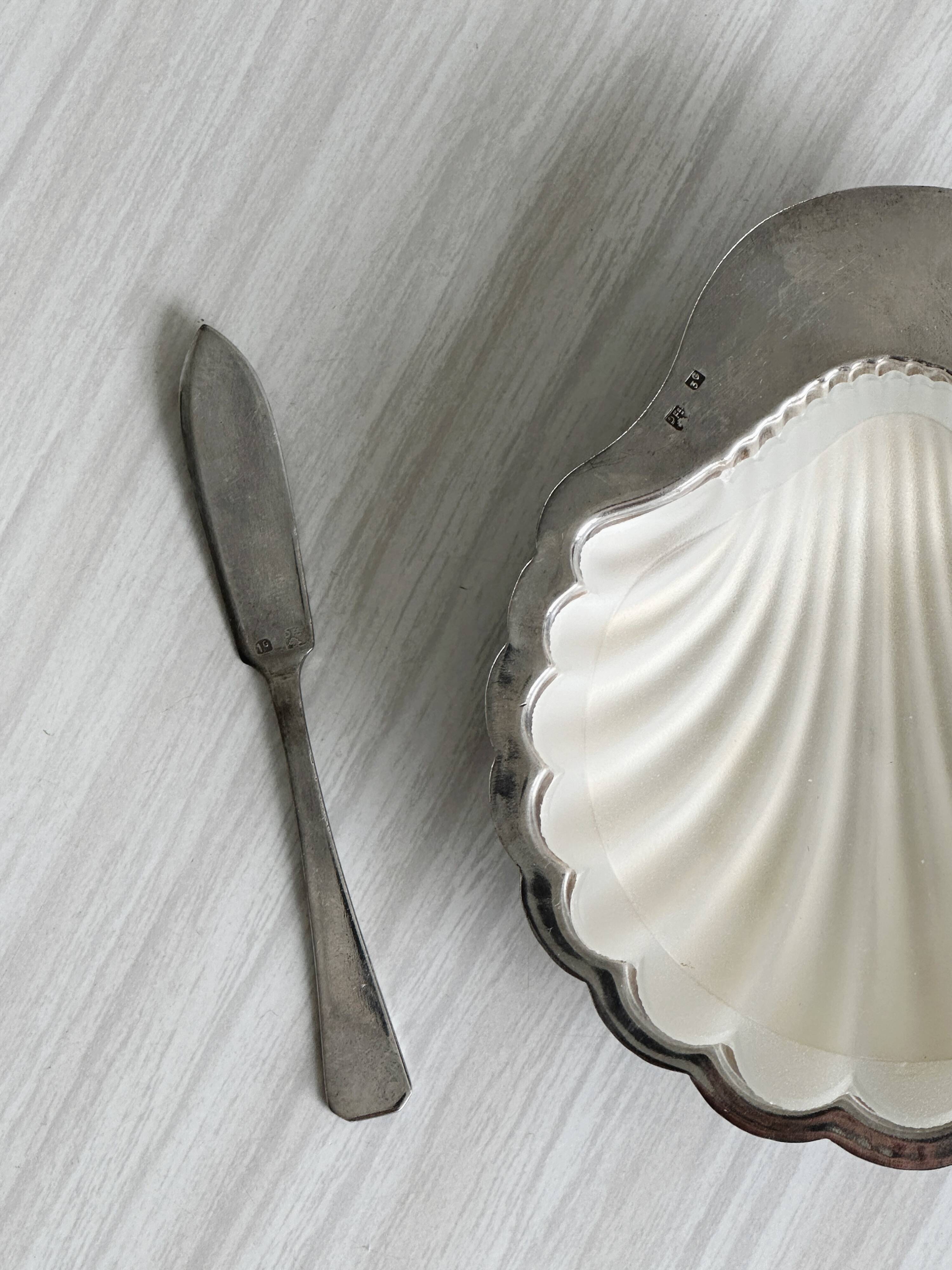 Antique shell-shaped presentation butter dish