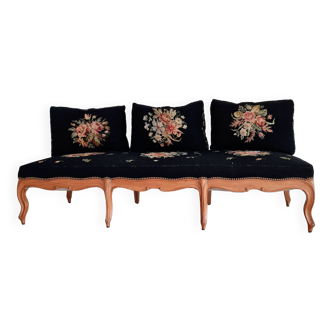 Banquette ancienne tapissée canevas noir fleurs