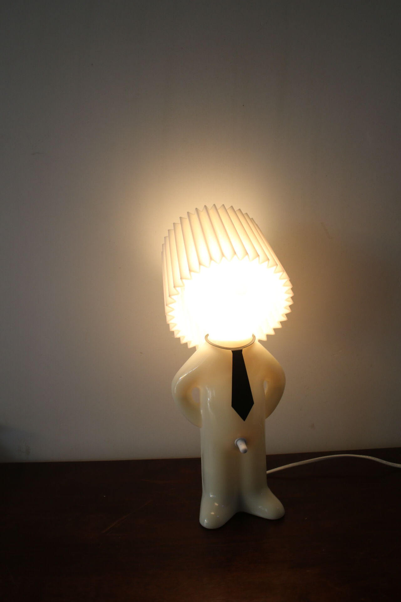 Lampe de table de nuit M. P  avec un bouton excitant sur / off