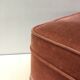 Pouf en velours couleur vieux rose avec franges