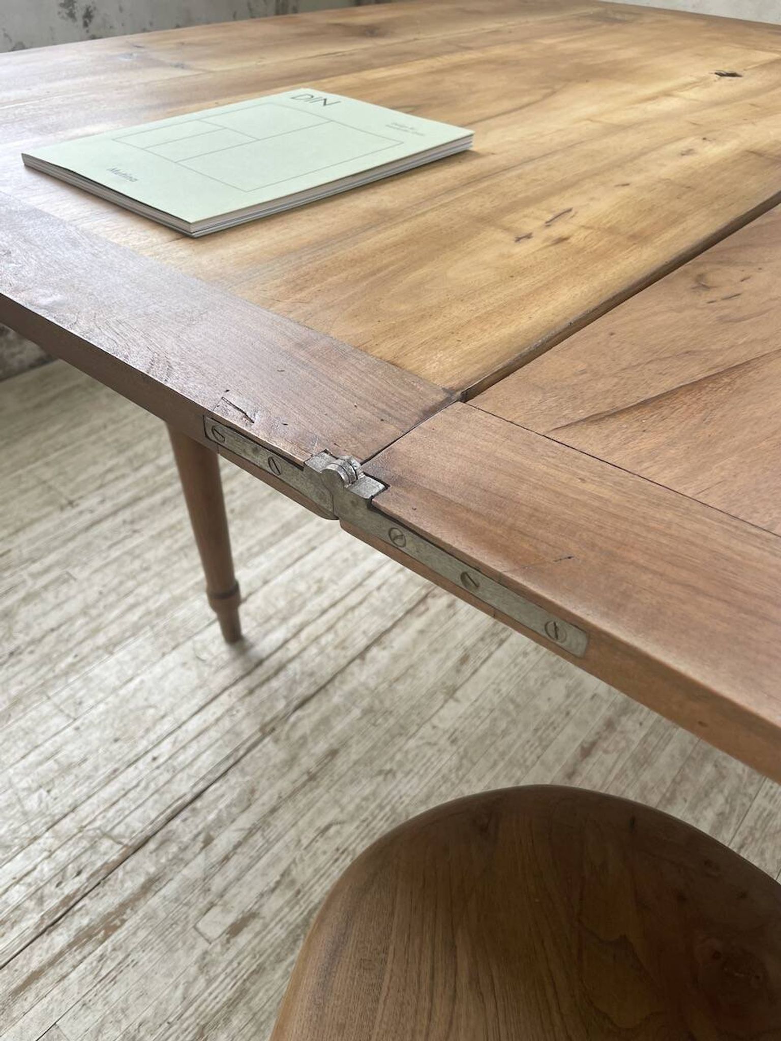Table de ferme noyer plateau pivotable à allonges