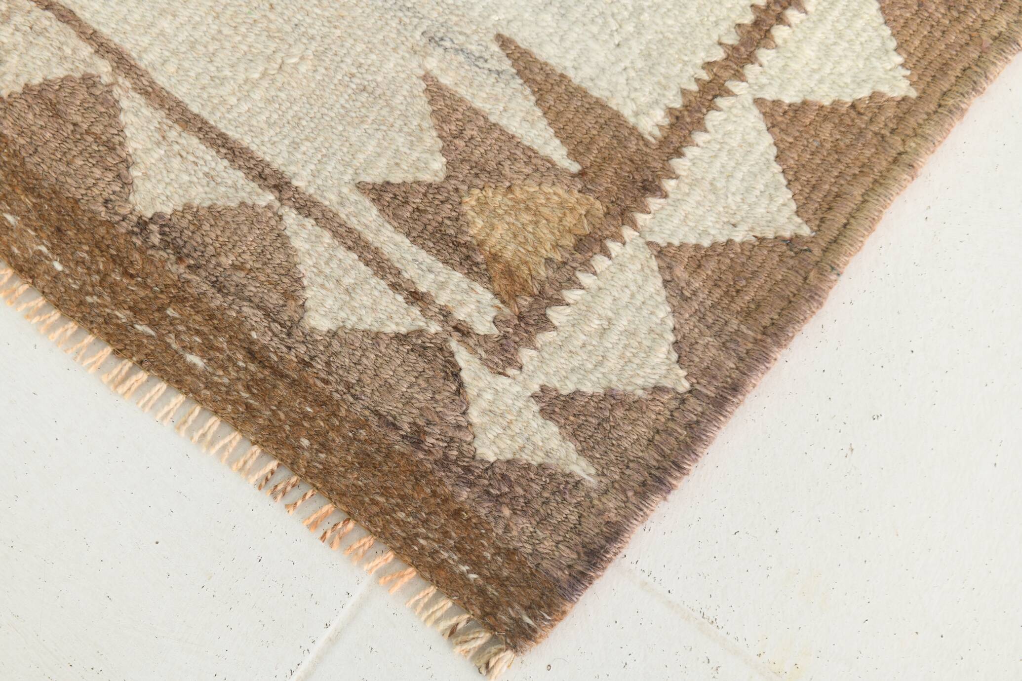 Tapis kilim ancien en laine – style bohème, motifs ethniques sur fond clair