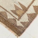 Tapis kilim ancien en laine – style bohème, motifs ethniques sur fond clair