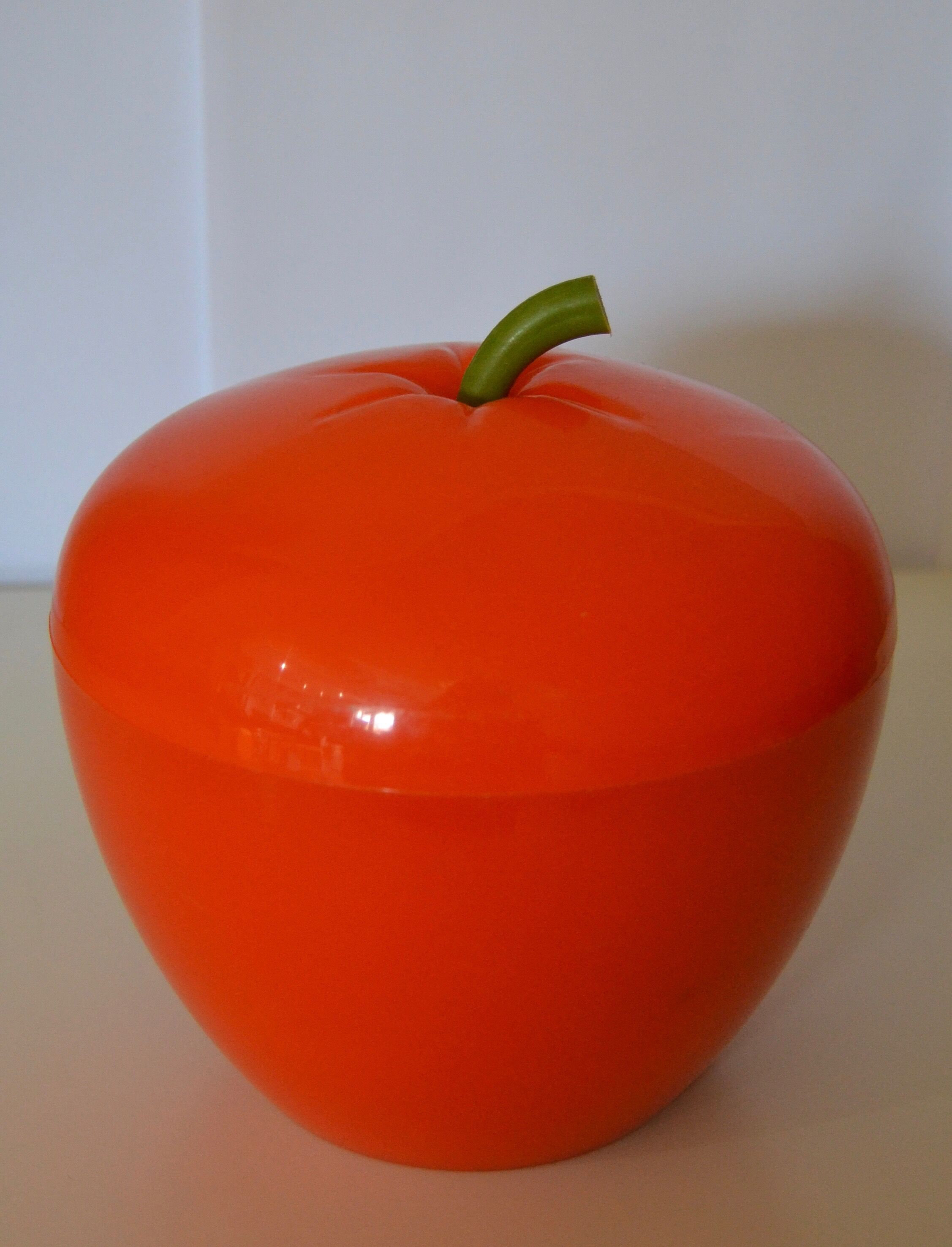 Apple orange bucket ice - 70 years