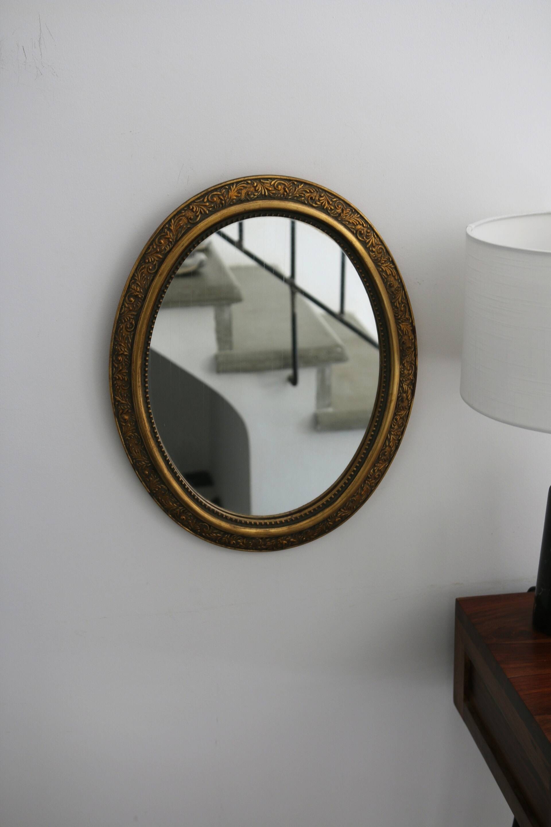 Oval gold mirror in Napoléon III style