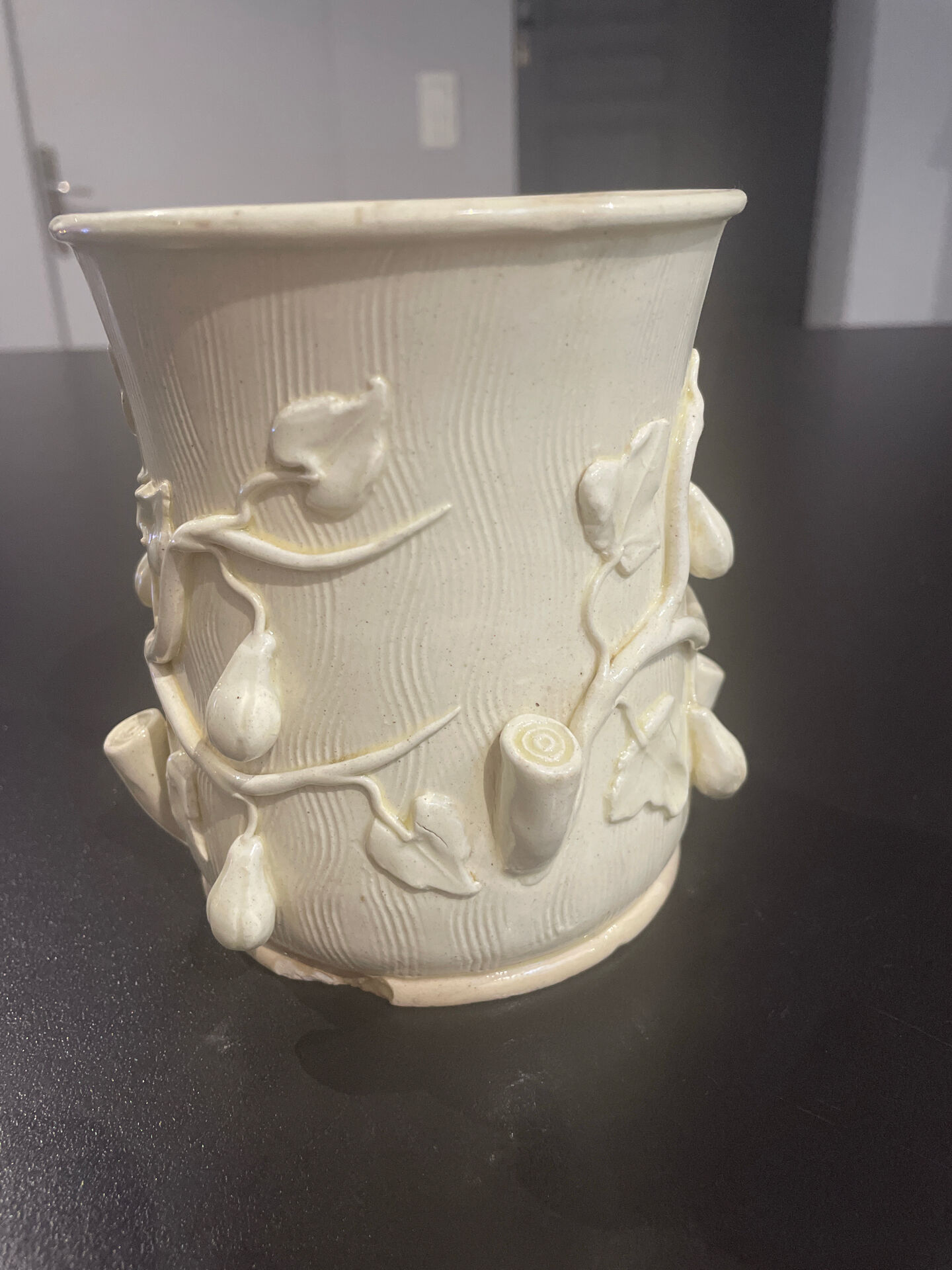 Cache-pot, vase en faïence écru