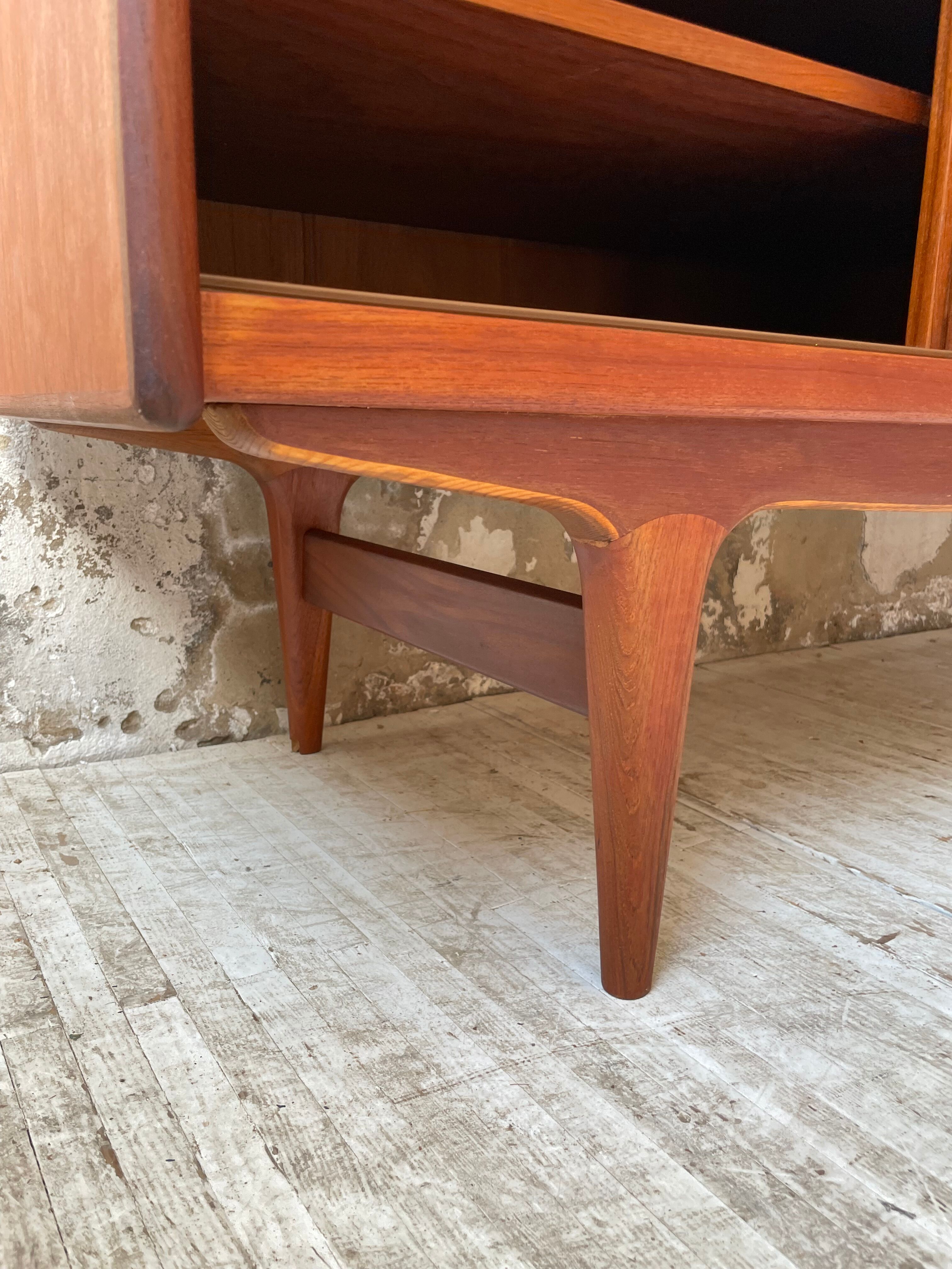 Teak row Johannes Andersen Samcom