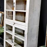 Meuble en bois blanc