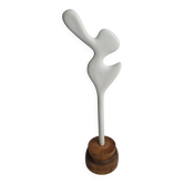 Sculpture d’inspiration biomorphique, sur socle en bois industriel, 37 cm