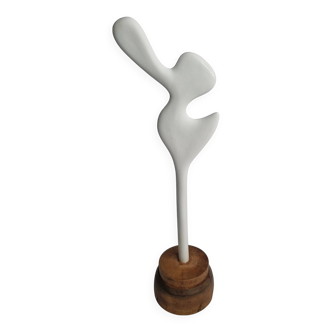 Sculpture d’inspiration biomorphique, sur socle en bois industriel, 37 cm