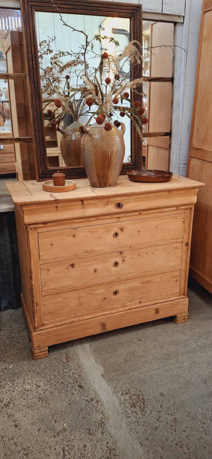 Antique chest of drawers