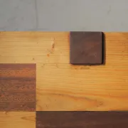 Table basse artisanale à plateau graphique, vers 1980
