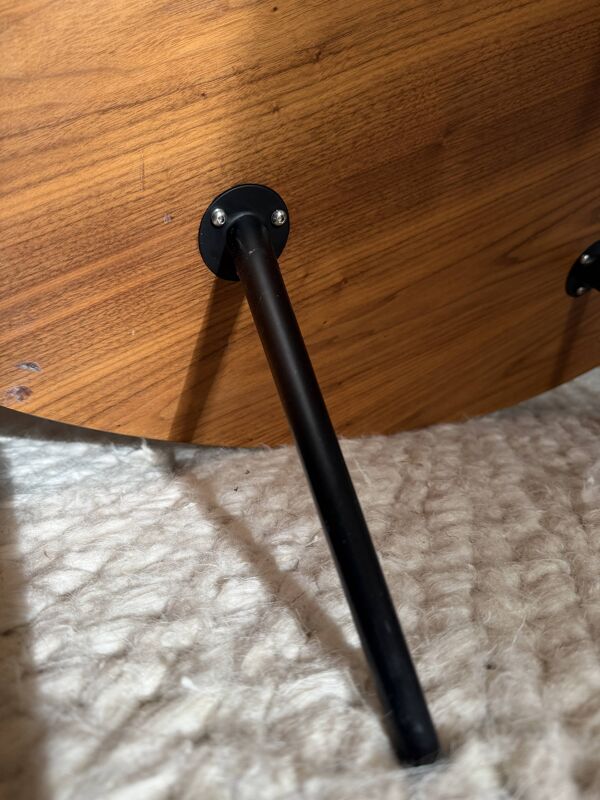 Table basse organique tripode – modernisme européen, années 50–60