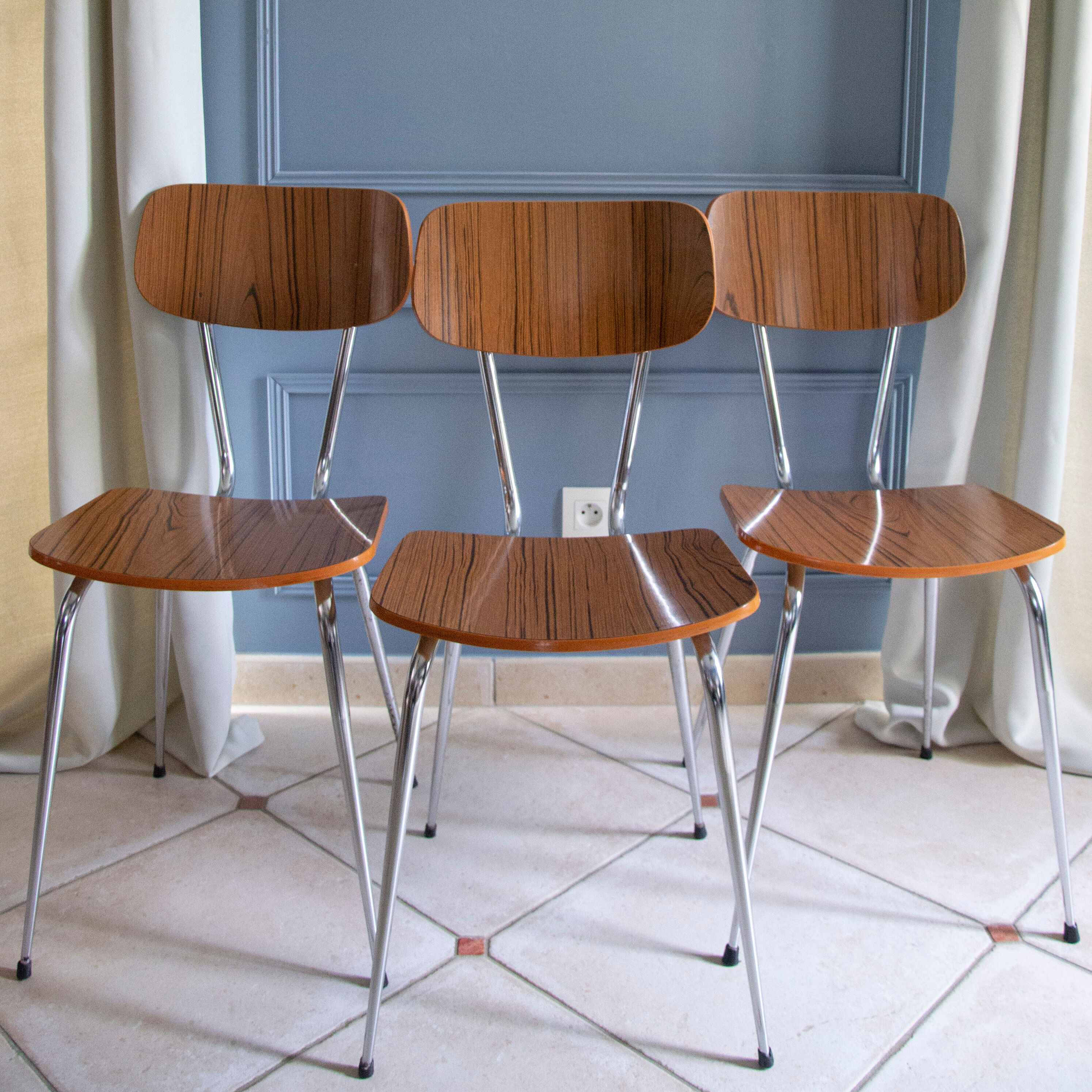 Lot de 3 chaises en formica effet bois