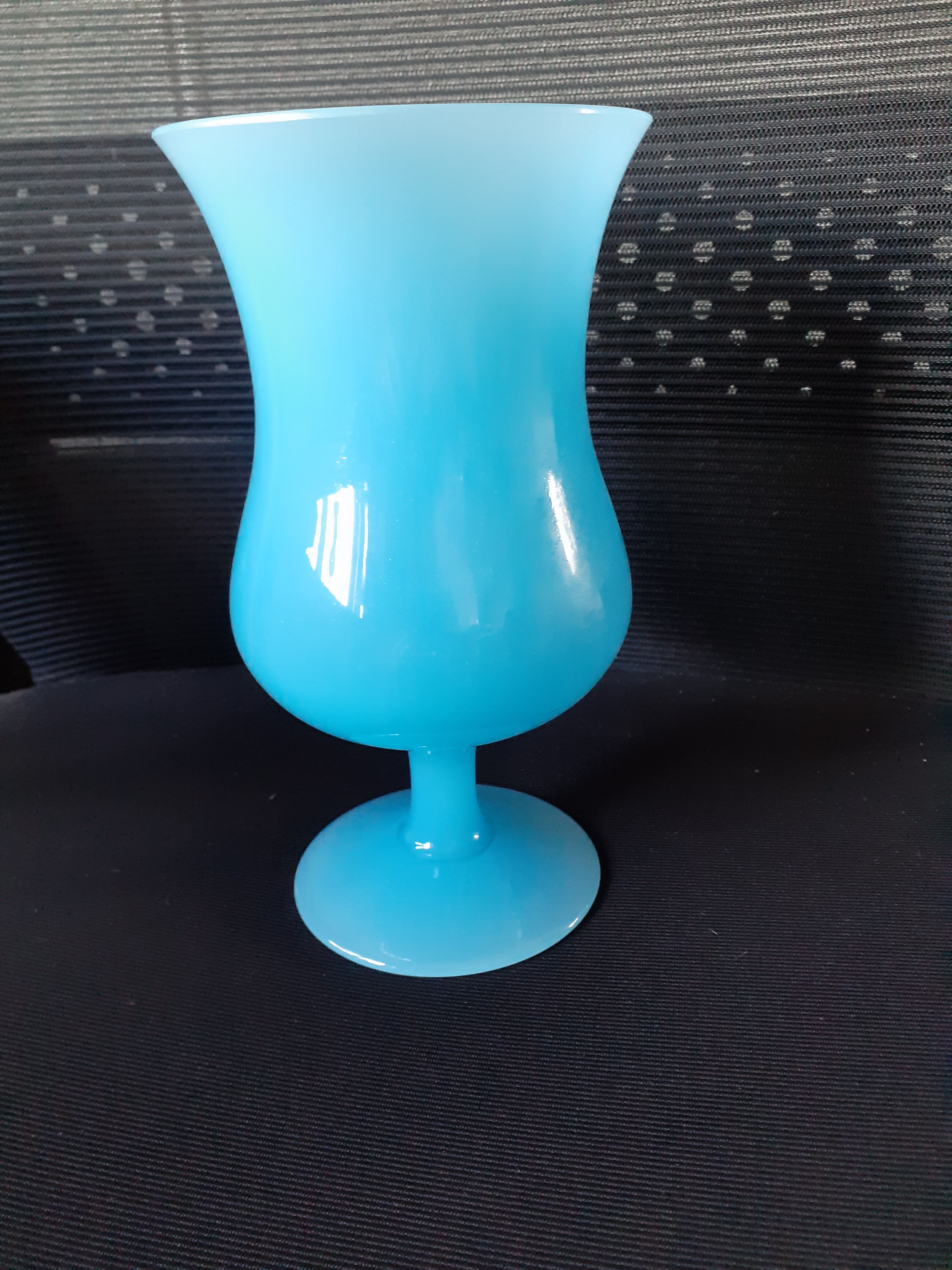 Vase en opaline bleu turquoise