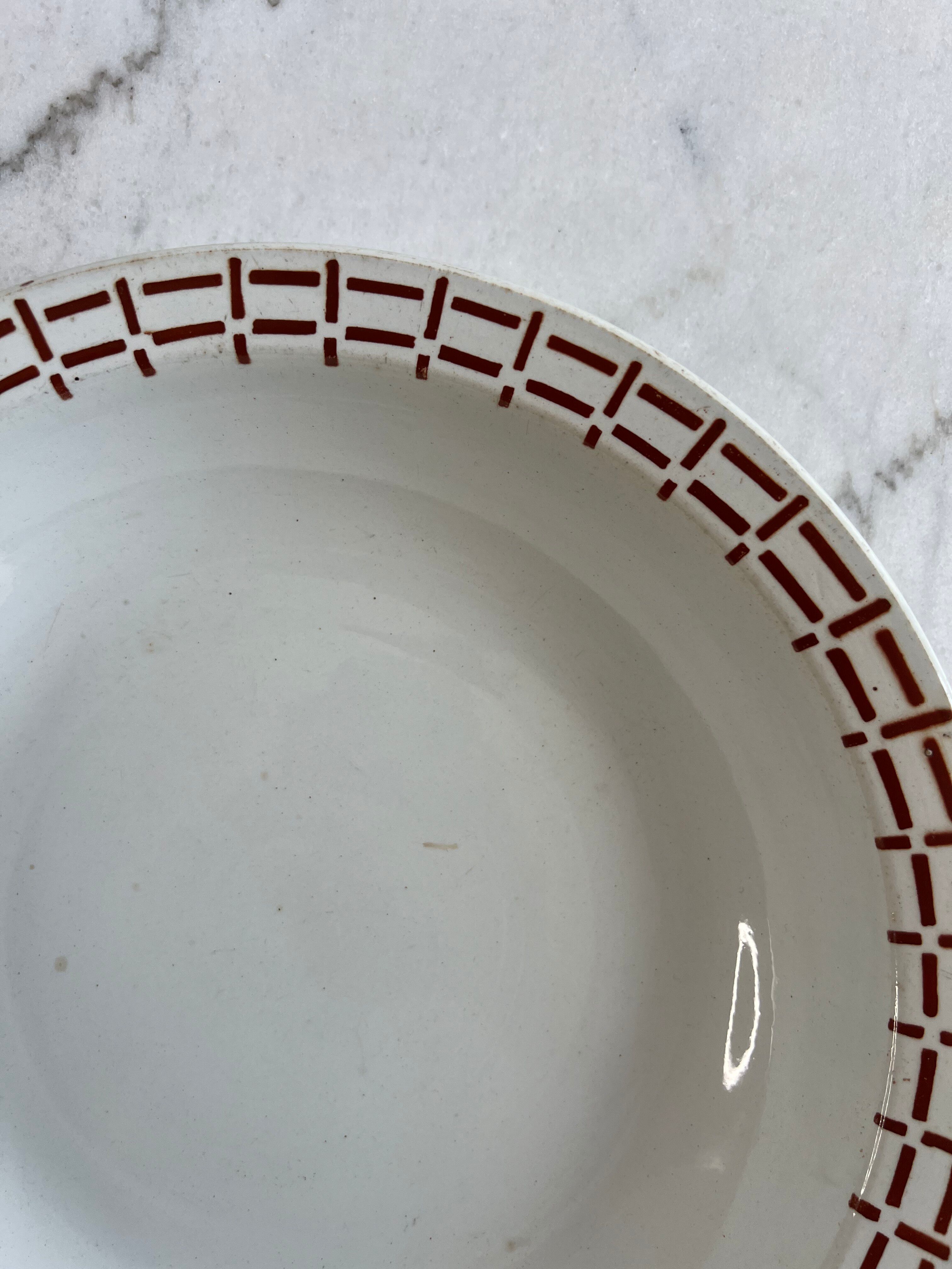 Presentation plate with a brown pattern