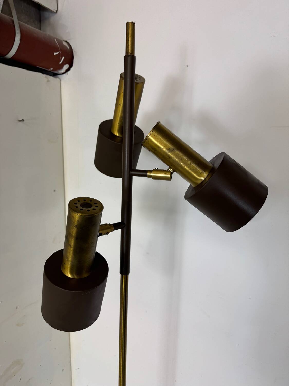 Lampadaire vintage moderniste marron et laiton à 3 spots, années 1960