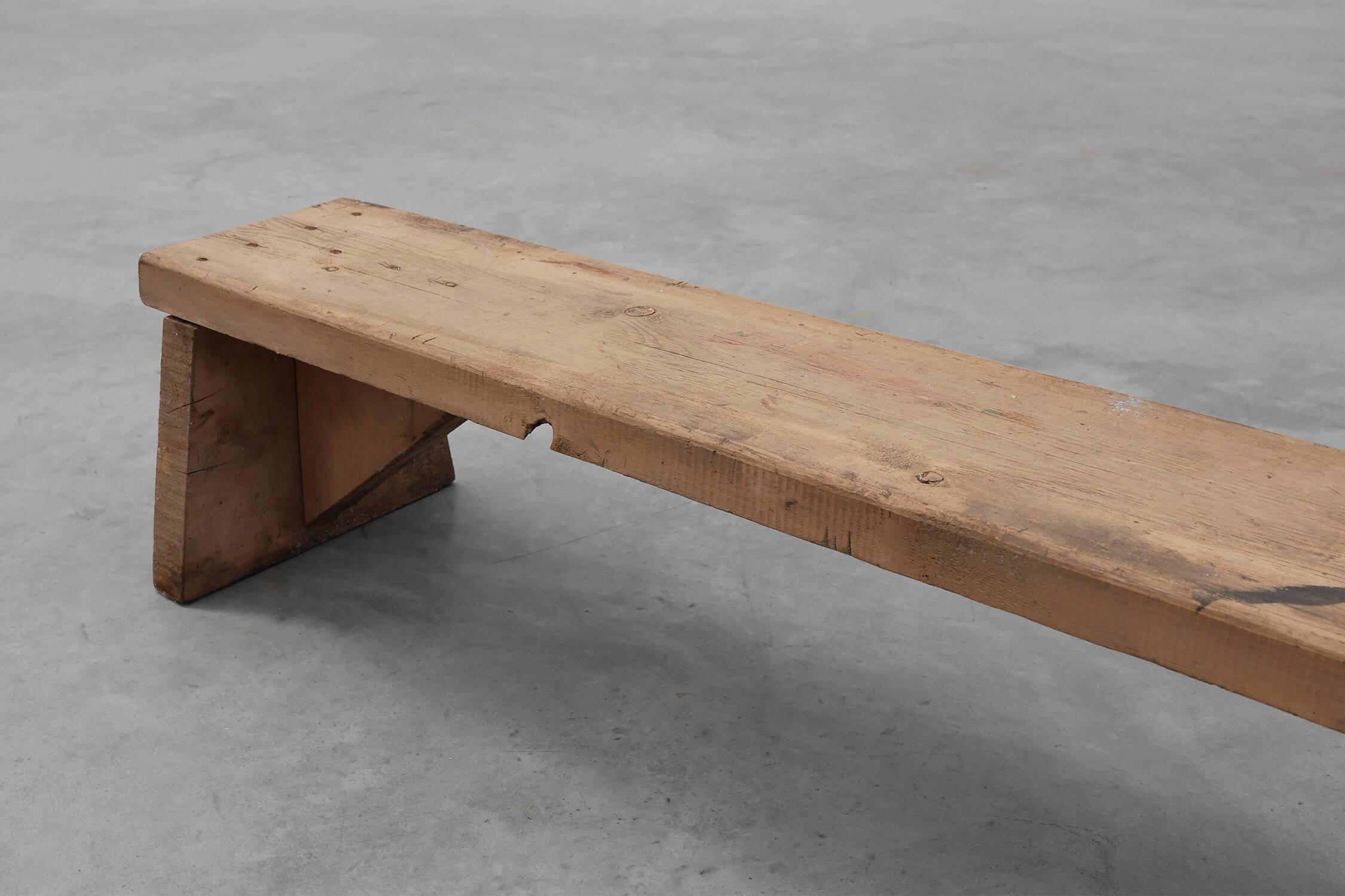 Banc bas rustique français en bois massif de style wabi wabi, vers 1880