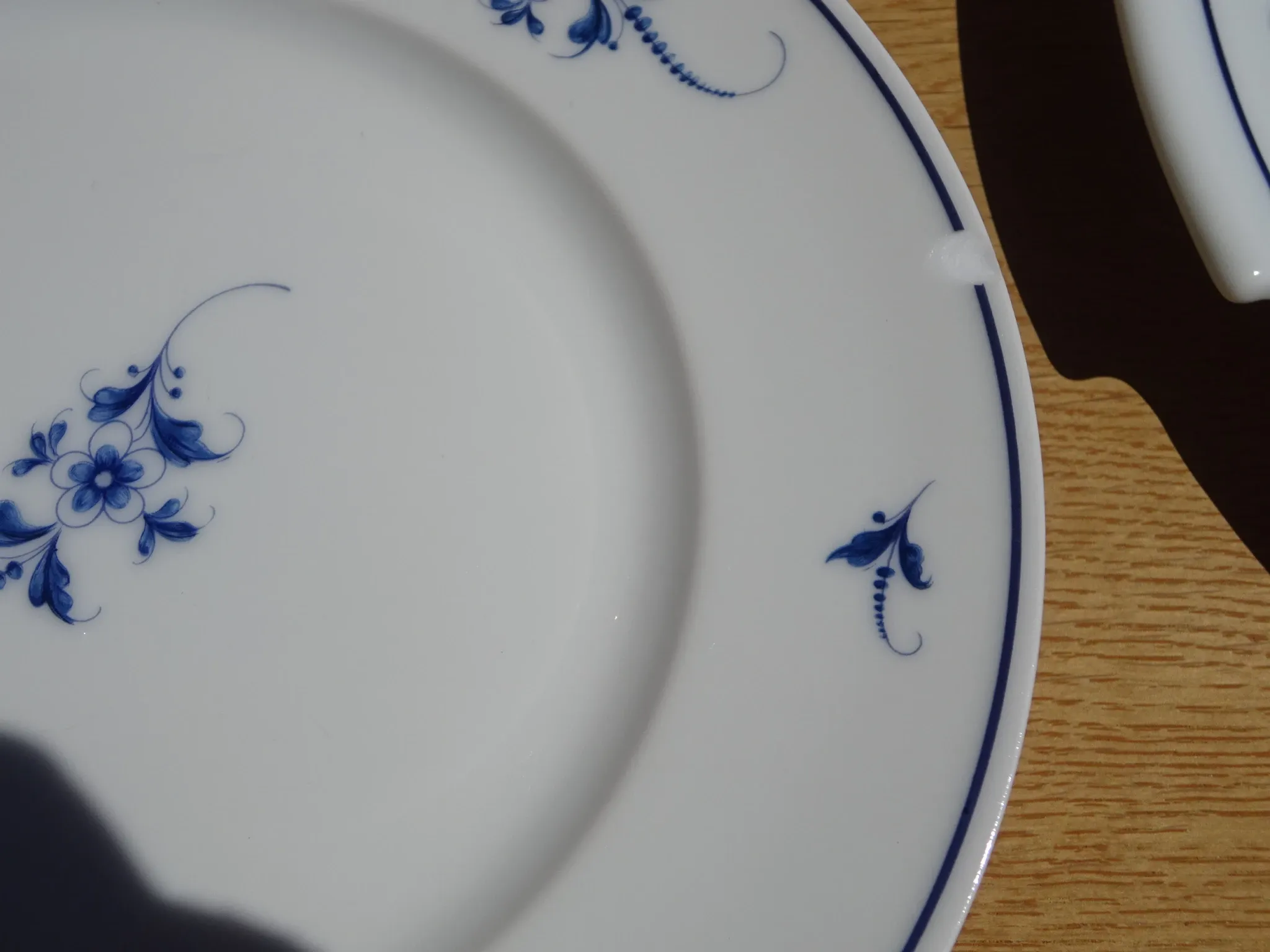 Fine Limoges porcelain dessert service: dish and 12 plates.
