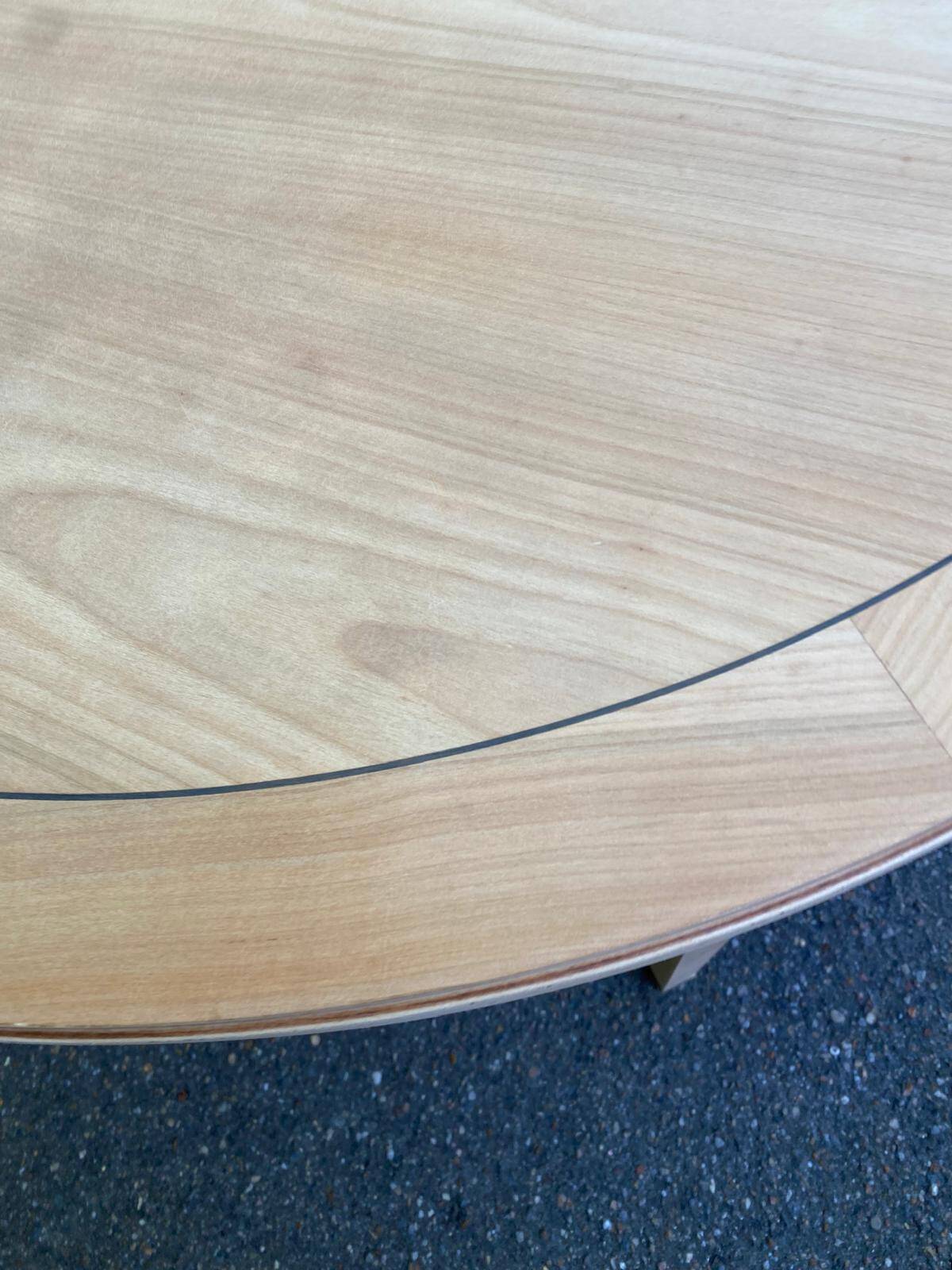 Table ronde extensible style Directoire rénovée en bois clair  avec 2 rallo
