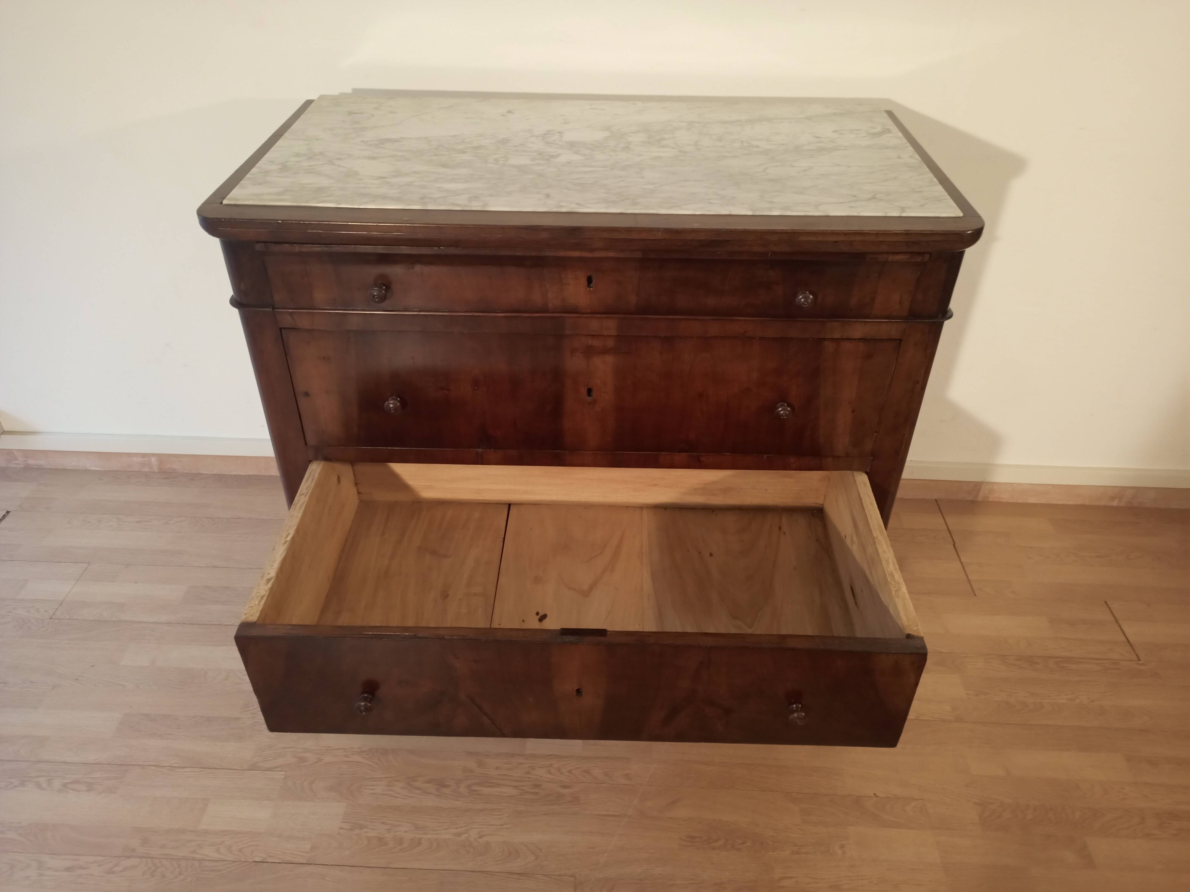 Commode italienne à quatre tiroirs en noyer de la fin du XIXe siècle