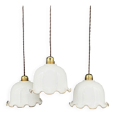Lot de 3 suspensions cloche vintage en opaline blanche à liseré brun