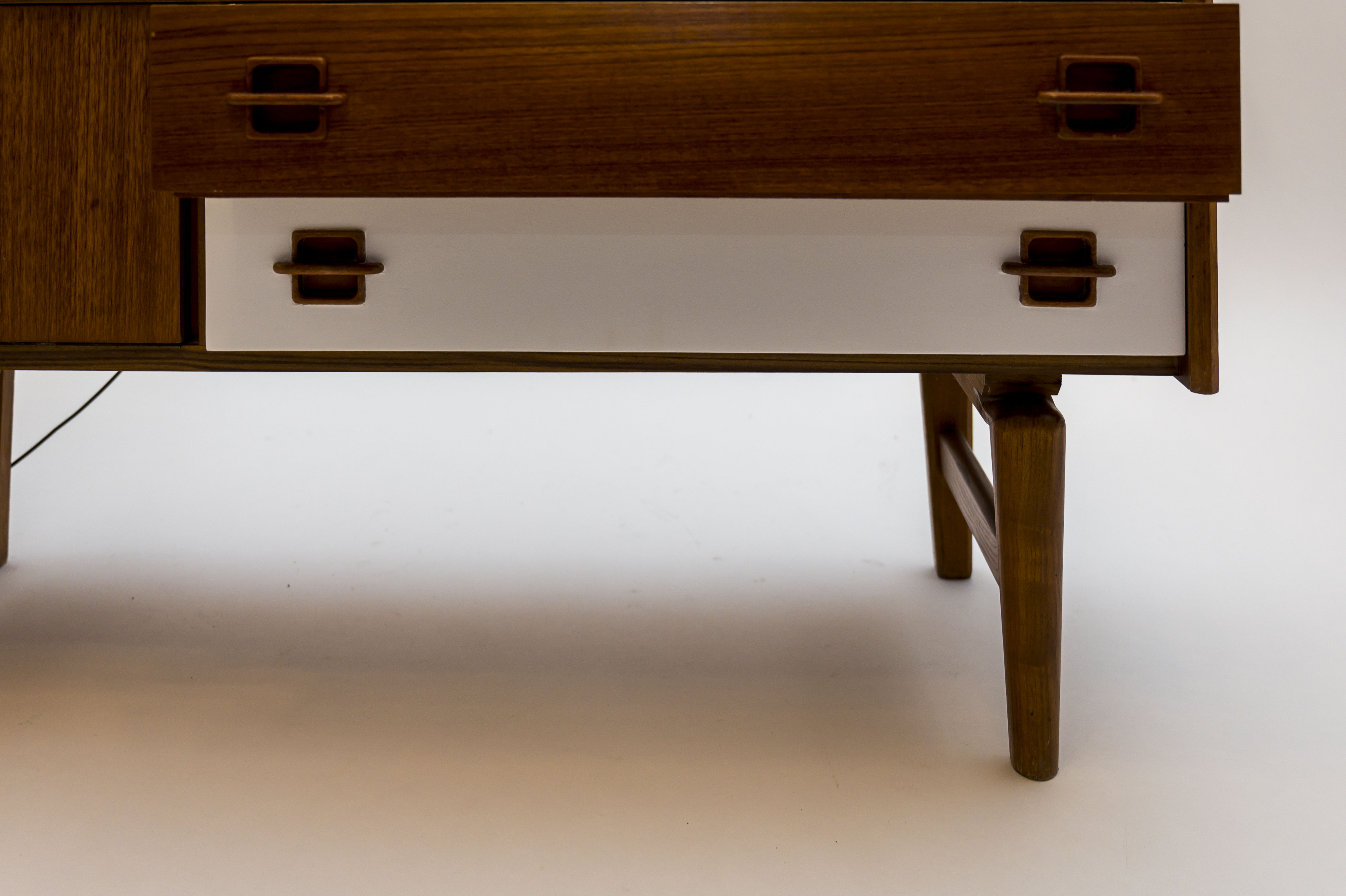 50s two-tone dressing table