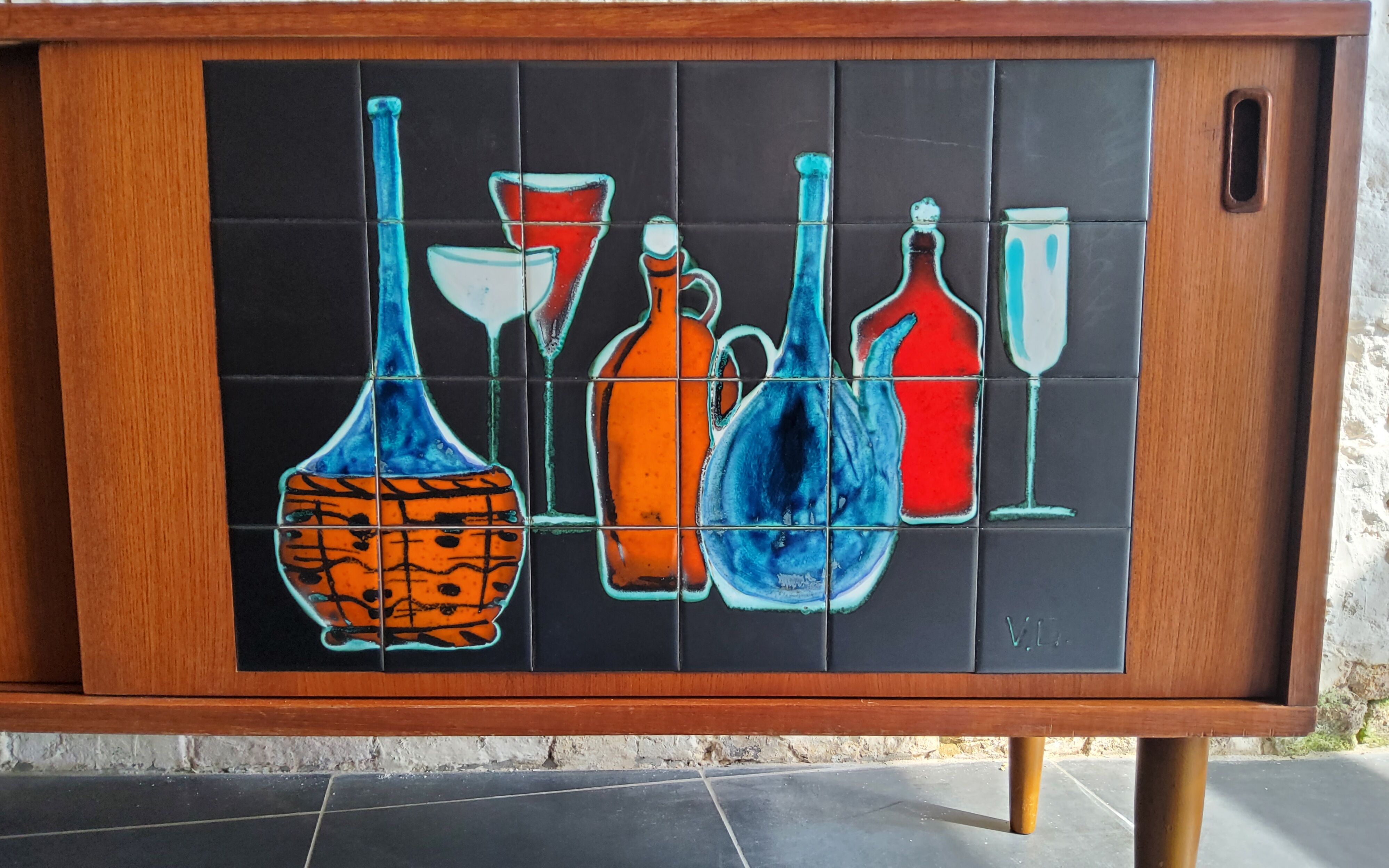 Vintage row with sliding doors and ceramic decoration