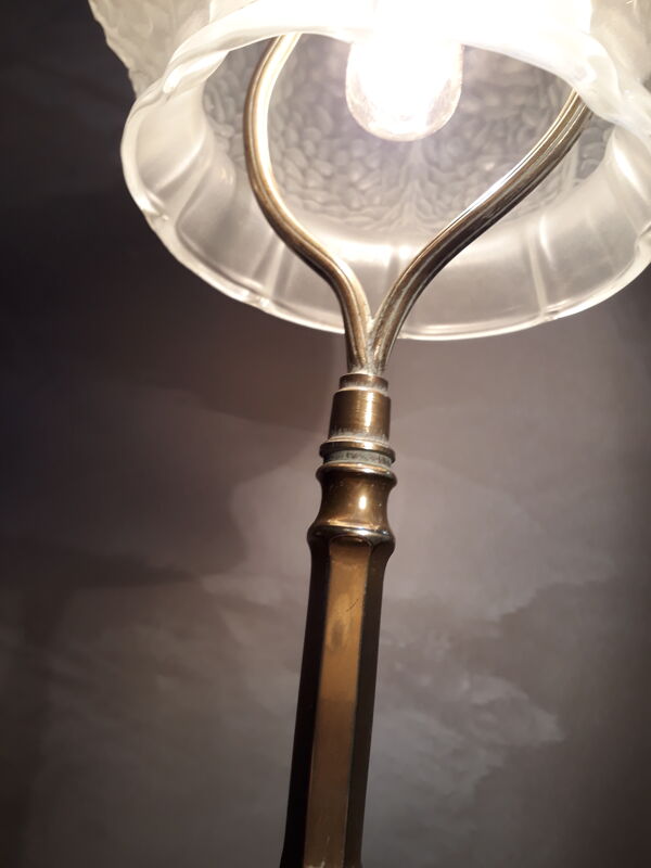 Lampe laiton et son verre moulé  en forme de cloche  ,  style art deco  1930  electrici