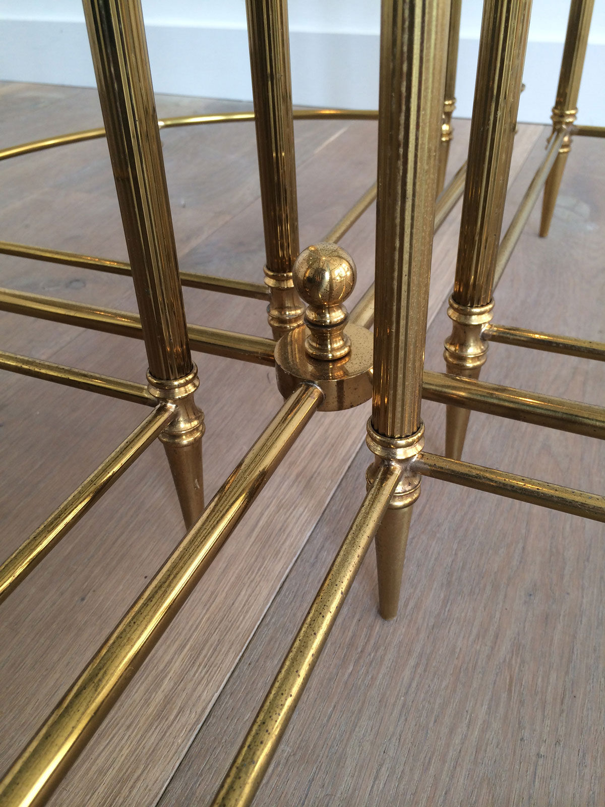 Round coffee table in brass neoclassical style
