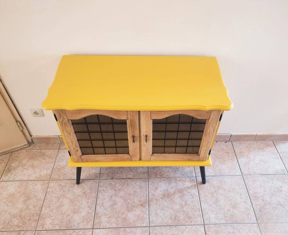 Joli petit buffet vintage jaune et noir avec portes vitrées