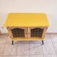Joli petit buffet vintage jaune et noir avec portes vitrées